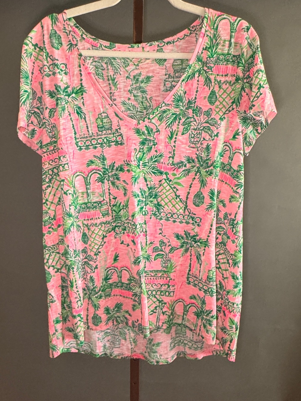 Lilly Pulitzer Women’s XL Pima Cotton V-Neck Tee – Pink Tropical Print